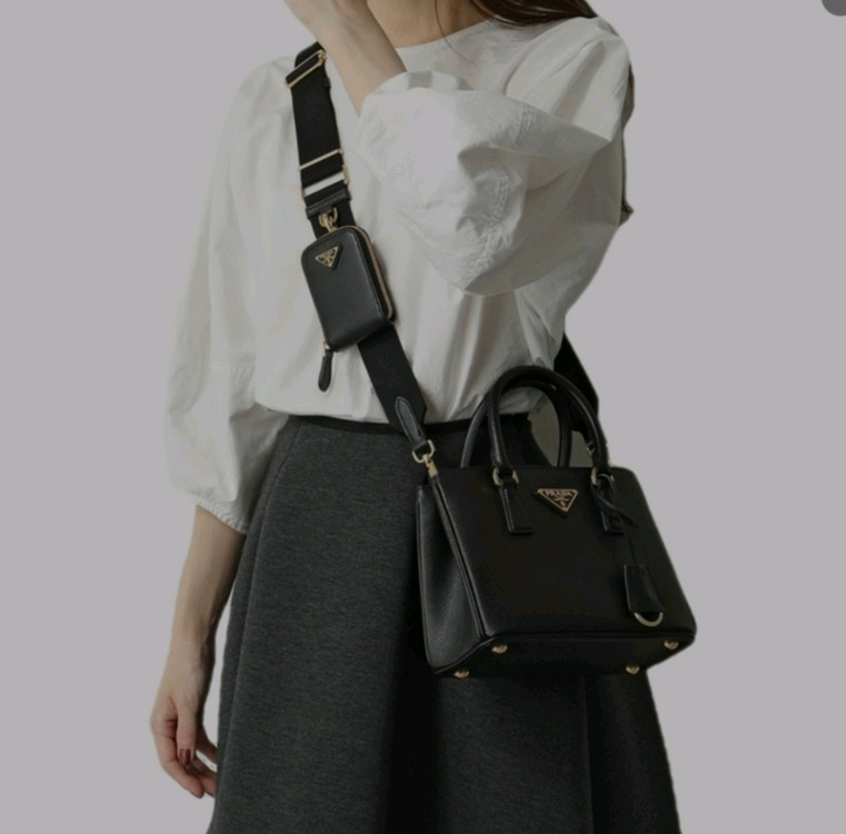 프라다 갤러리아 스몰크로스백숄더백사피아노럭스미니테수토호보버킷복조리 구찌루이비통발렌시아가디올셀린느샤넬가방생로랑에르메스 이미지