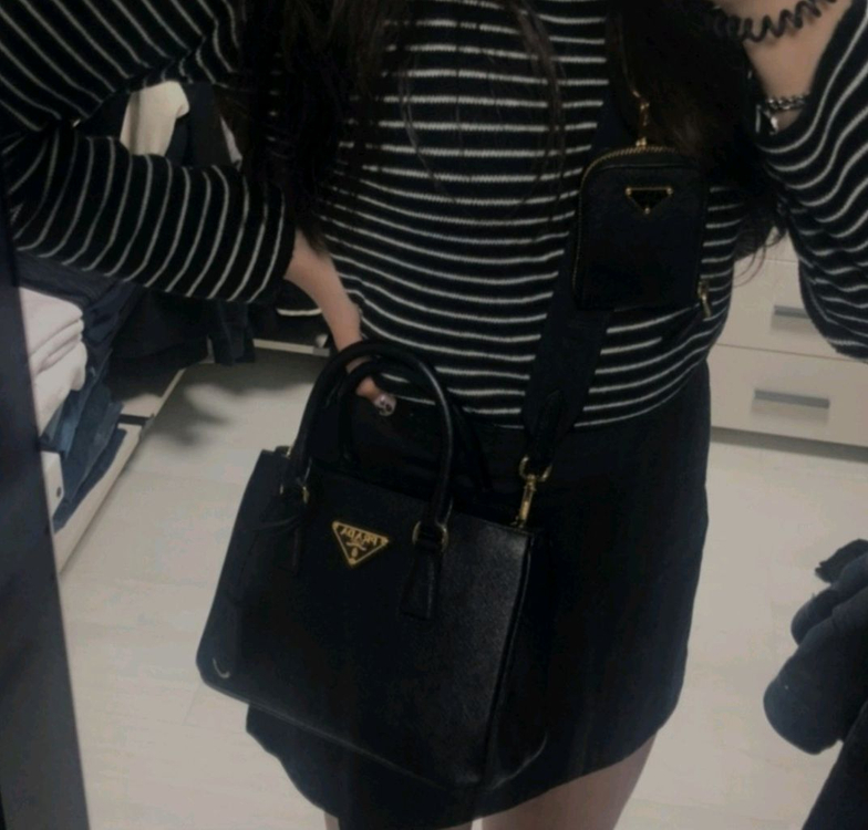 프라다 갤러리아 스몰크로스백숄더백사피아노럭스미니테수토호보버킷복조리 구찌루이비통발렌시아가디올셀린느샤넬가방생로랑에르메스 이미지