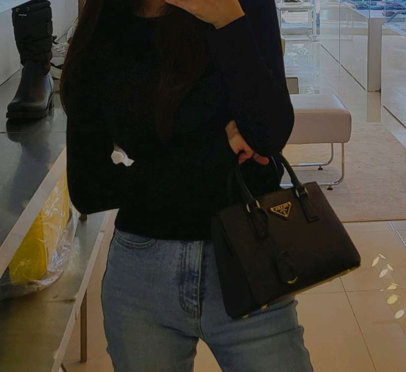 프라다 갤러리아 스몰크로스백숄더백사피아노럭스미니테수토호보버킷복조리 구찌루이비통발렌시아가디올셀린느샤넬가방생로랑에르메스 이미지