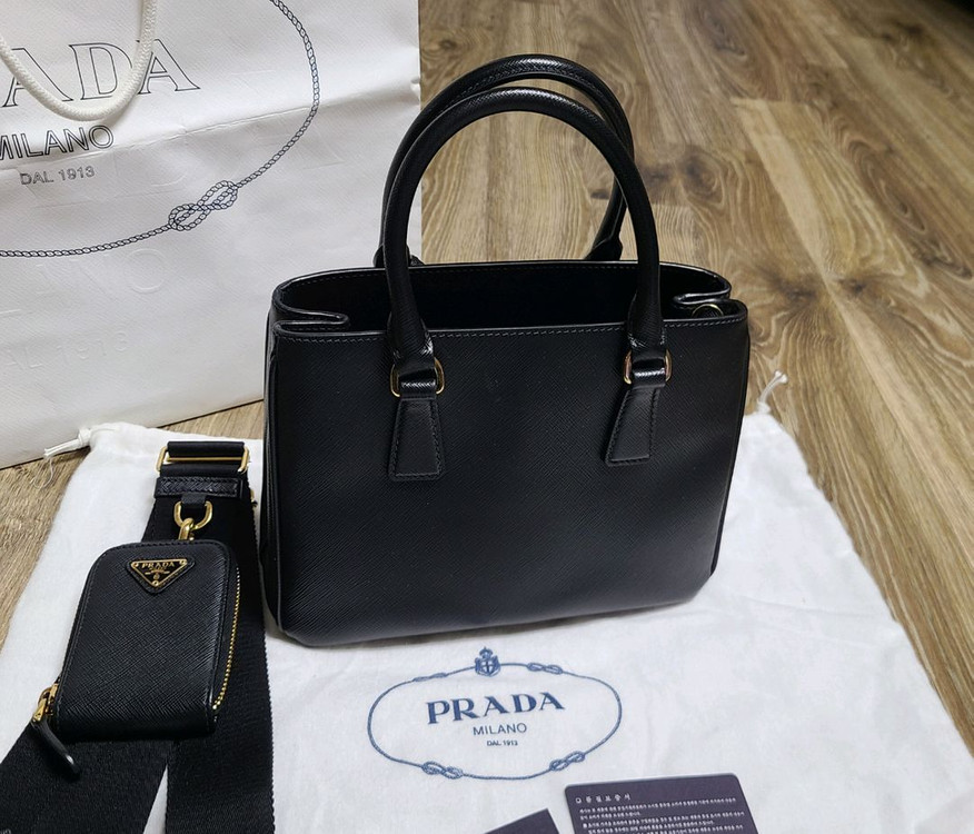 프라다 갤러리아 스몰크로스백숄더백사피아노럭스미니테수토호보버킷복조리 구찌루이비통발렌시아가디올셀린느샤넬가방생로랑에르메스 이미지