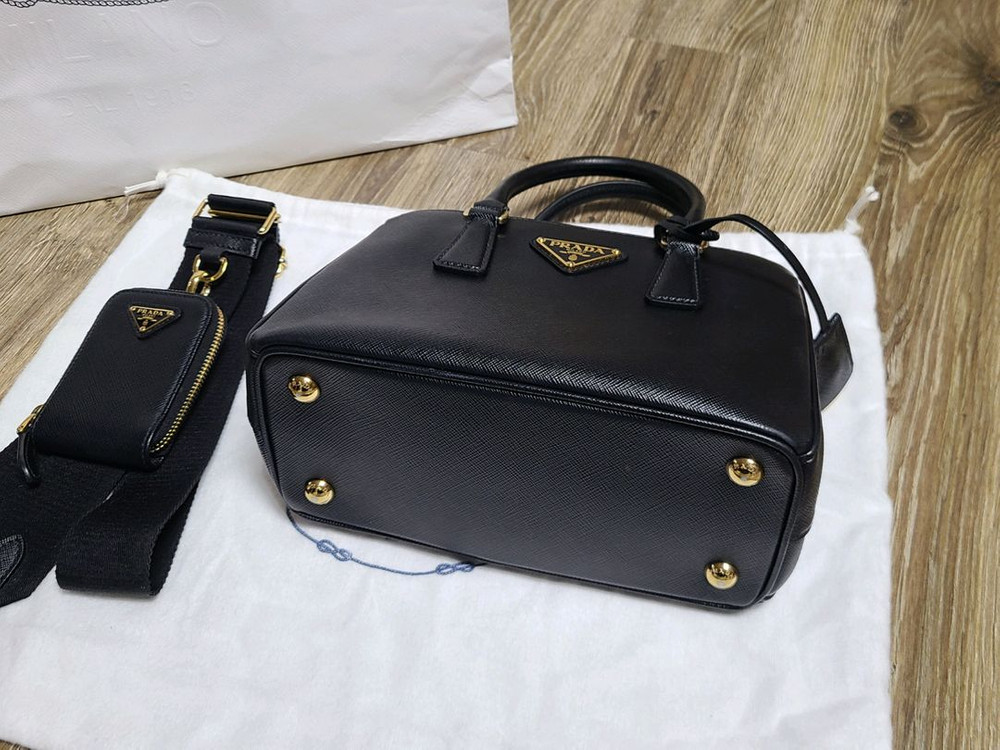 프라다 갤러리아 스몰크로스백숄더백사피아노럭스미니테수토호보버킷복조리 구찌루이비통발렌시아가디올셀린느샤넬가방생로랑에르메스 이미지