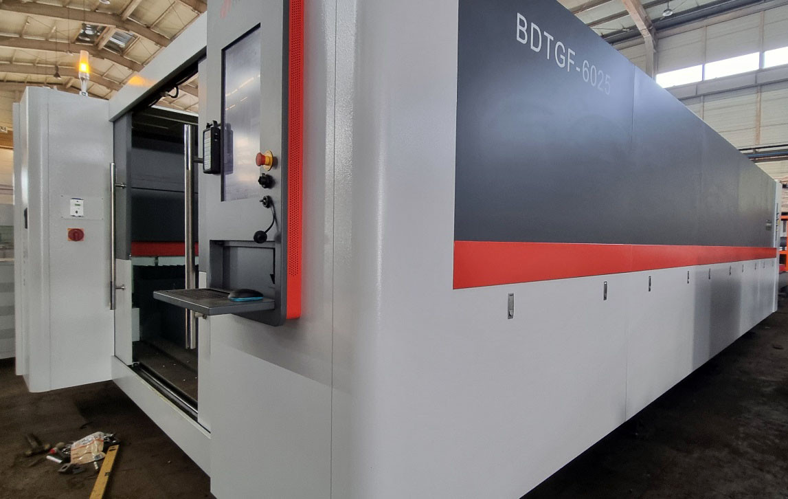 대형 파이버 레이저 커팅기 2560- 12kw 최고급형 이미지