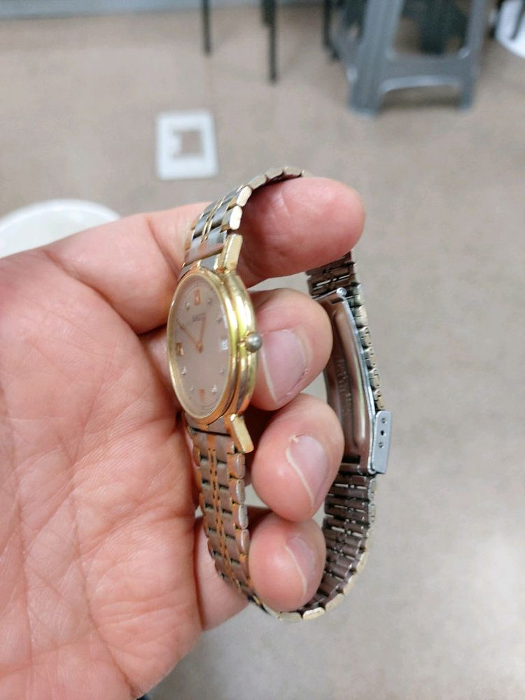 BALLY 브랜드의 시계 이미지