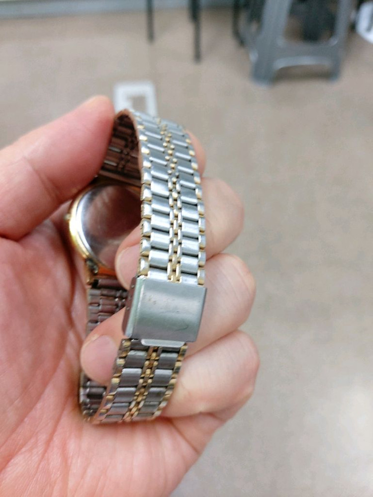 BALLY 브랜드의 시계 이미지