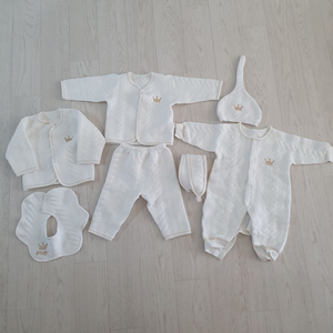 겨울 아기 옷 세트 (배냇저고리, 우주복, 바지, 모자, 턱받이) 이미지