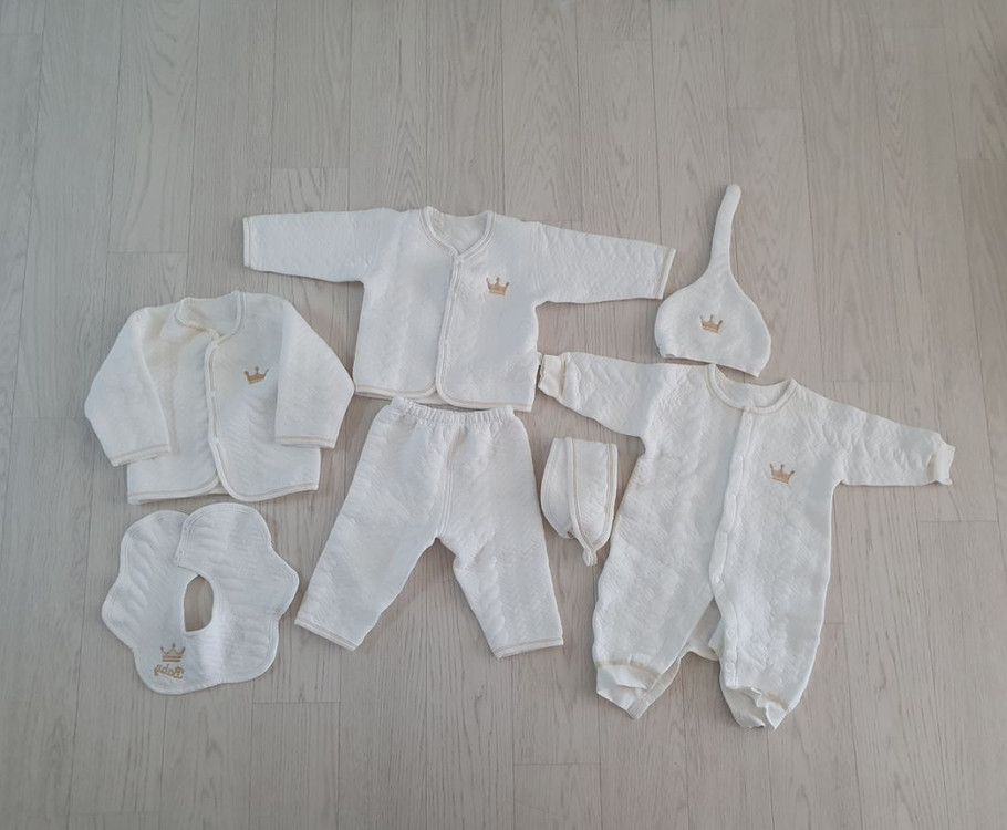 겨울 아기 옷 세트 (배냇저고리, 우주복, 바지, 모자, 턱받이) 이미지