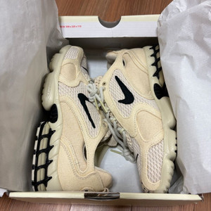 나이키x스투시 에어줌 스피리돈 이미지