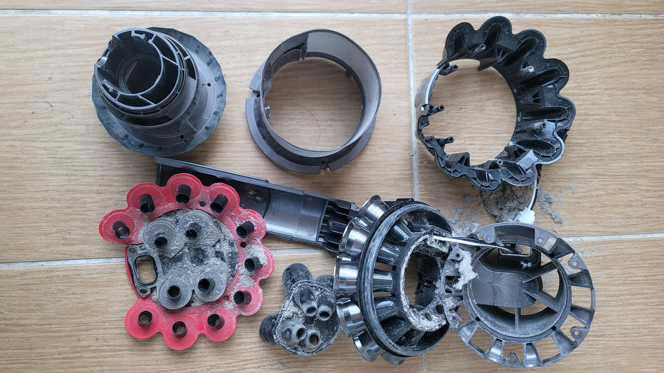 깨끗하게 세척한 다이슨 무선 청소기 V11 풀세트(70분 연속동작) 이미지