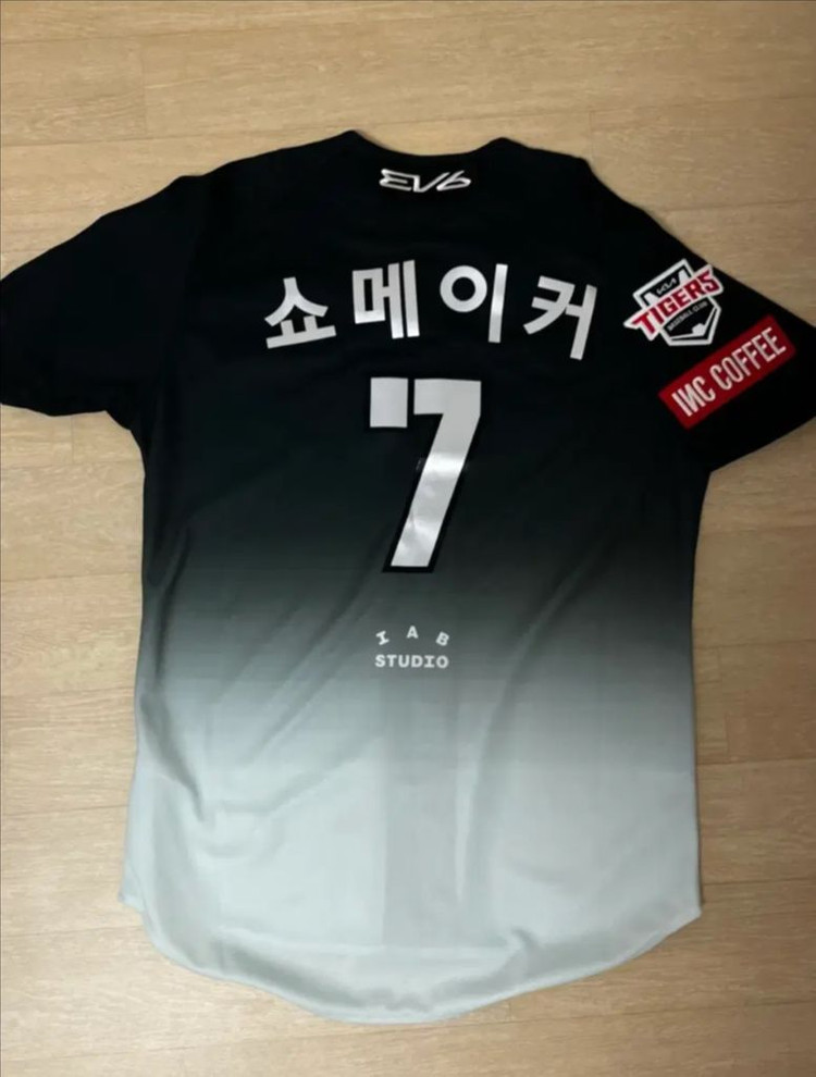 기아 타이거즈 IAB 스튜디오 유니폼 쇼메이커 각인 판매 이미지