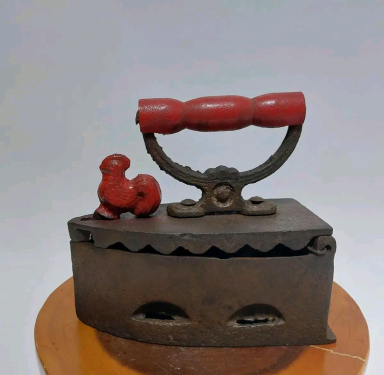 옛날 무쇠다리미. 굴뚝 다리미. 닭다리미- 소품용 이미지