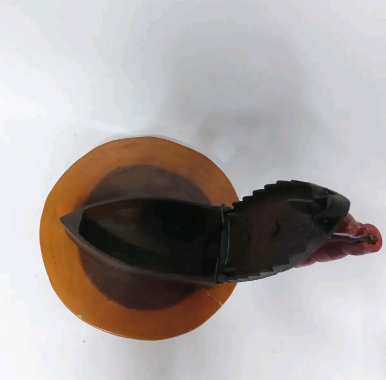 옛날 무쇠다리미. 굴뚝 다리미. 닭다리미- 소품용 이미지