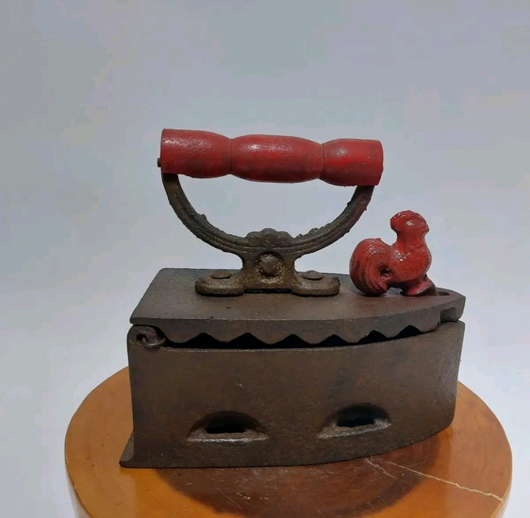 옛날 무쇠다리미. 굴뚝 다리미. 닭다리미- 소품용 이미지
