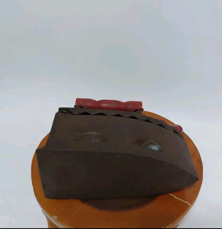 옛날 무쇠다리미. 굴뚝 다리미. 닭다리미- 소품용 이미지