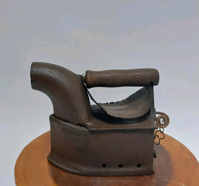 옛날 무쇠다리미. 굴뚝 다리미. 닭다리미- 소품용 이미지