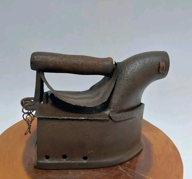 옛날 무쇠다리미. 굴뚝 다리미. 닭다리미- 소품용 이미지