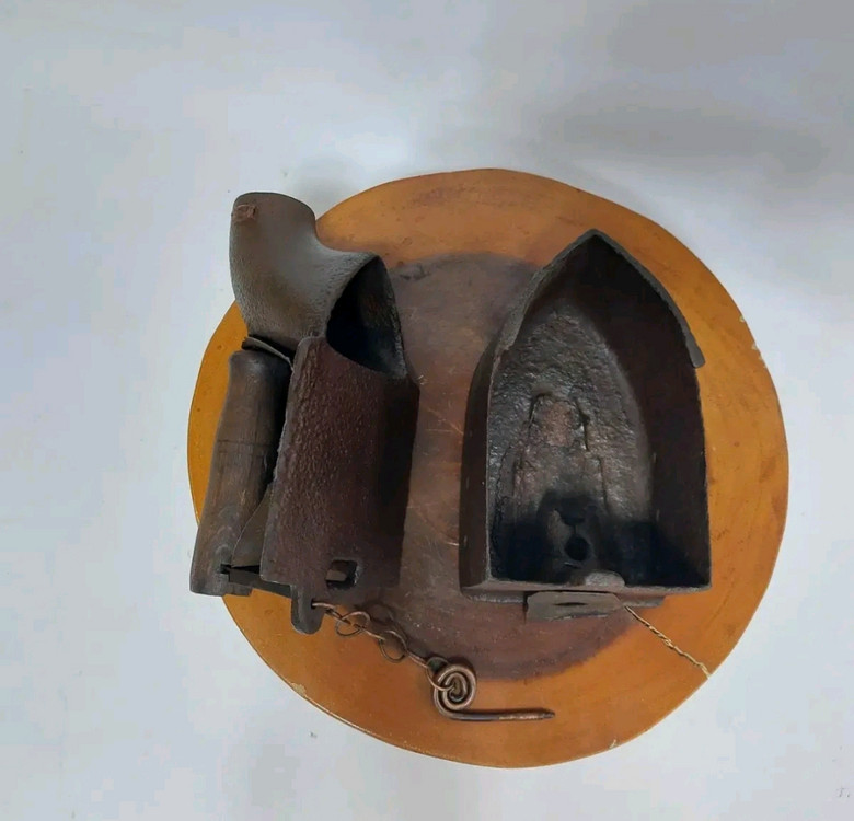 옛날 무쇠다리미. 굴뚝 다리미. 닭다리미- 소품용 이미지