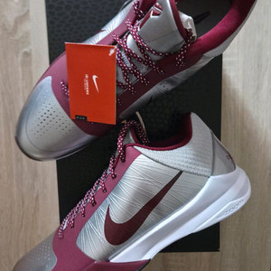 [320]나이키 코비5 로우어 메리온 에이스 어웨이 메탈릭 실버 팀 레드 이미지