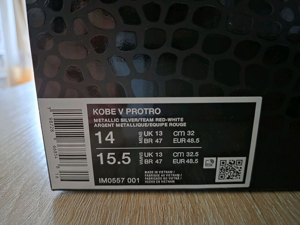 [320]나이키 코비5 로우어 메리온 에이스 어웨이 메탈릭 실버 팀 레드 이미지