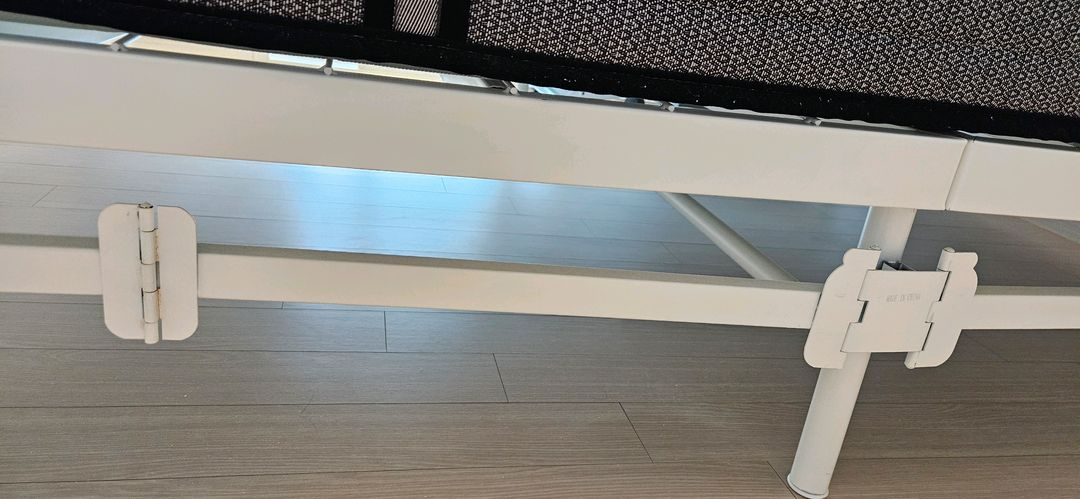 철제 접이식 퀸사이즈 침대 프레임 판매합니다.(상태 최상) 이미지