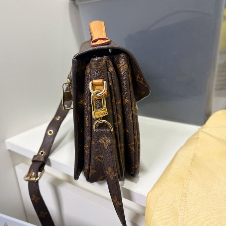 듀티 루이 모노그램 포쉐트메티스 캔버스 크로스백 이미지