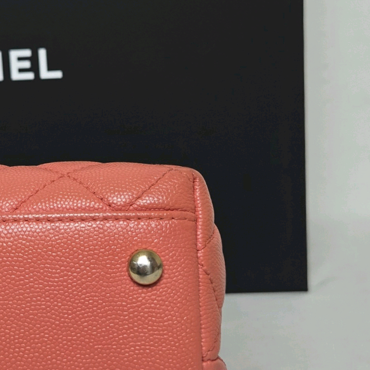 샤넬 코코핸들 미듐 캐비어 핑크 금장 이미지