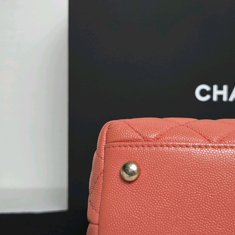 샤넬 코코핸들 미듐 캐비어 핑크 금장 이미지