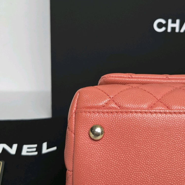 샤넬 코코핸들 미듐 캐비어 핑크 금장 이미지