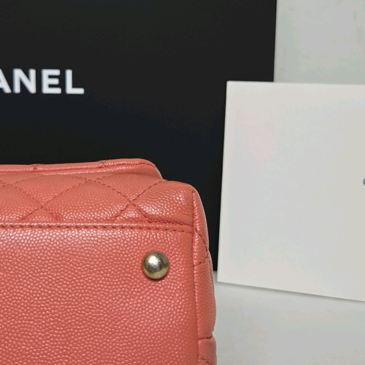 샤넬 코코핸들 미듐 캐비어 핑크 금장 이미지