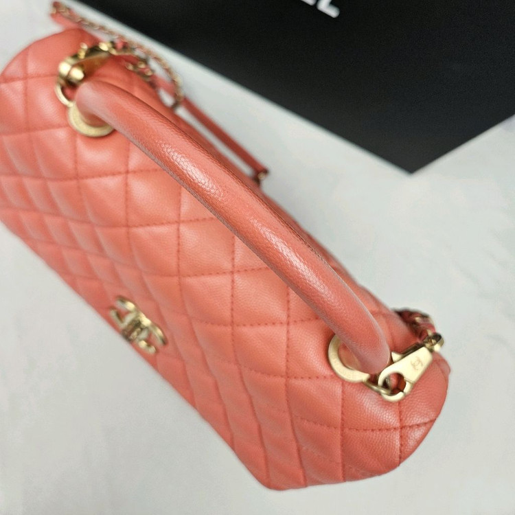 샤넬 코코핸들 미듐 캐비어 핑크 금장 이미지