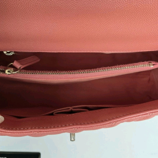 샤넬 코코핸들 미듐 캐비어 핑크 금장 이미지