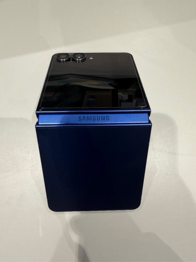 폴더블 스마트폰 256GB 이미지