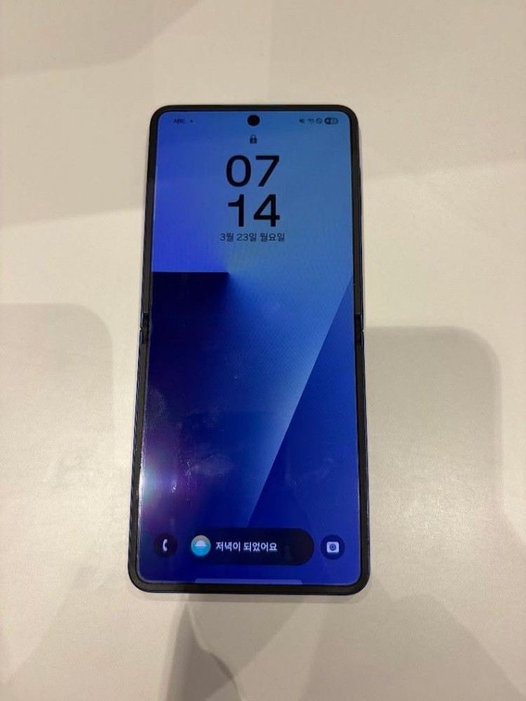 폴더블 스마트폰 256GB 이미지