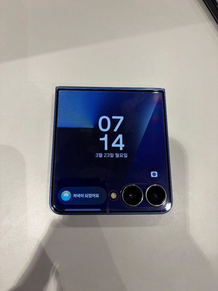 폴더블 스마트폰 256GB 이미지