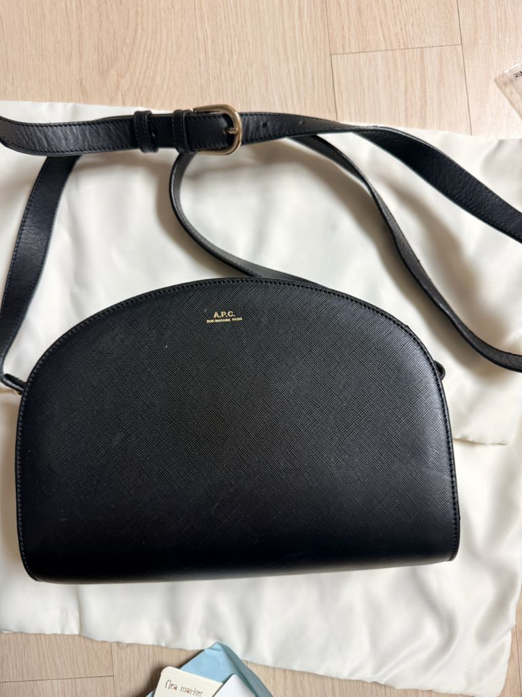 아페쎄 하프문백 블랙 크로스백 이미지