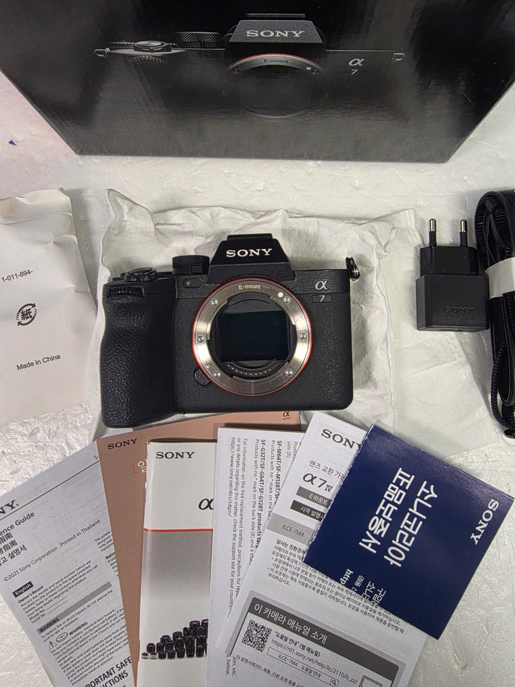 소니a7m4 풀박스 바디판매해요 스킨입혀둔바디라 깨끗합니다 이미지