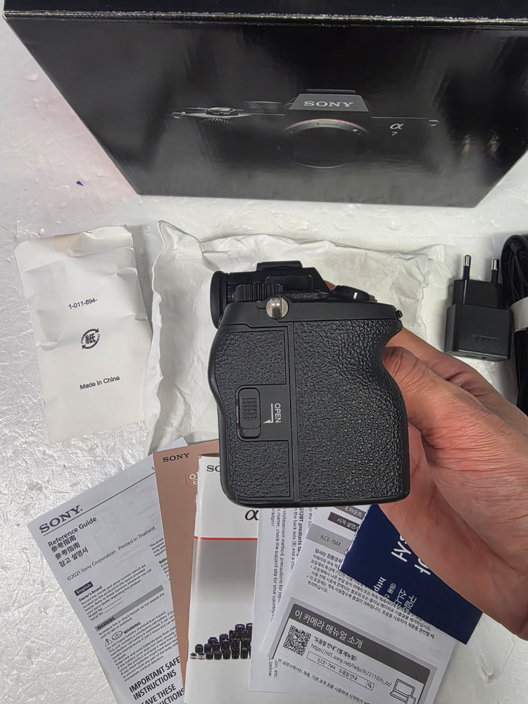 소니a7m4 풀박스 바디판매해요 스킨입혀둔바디라 깨끗합니다 이미지