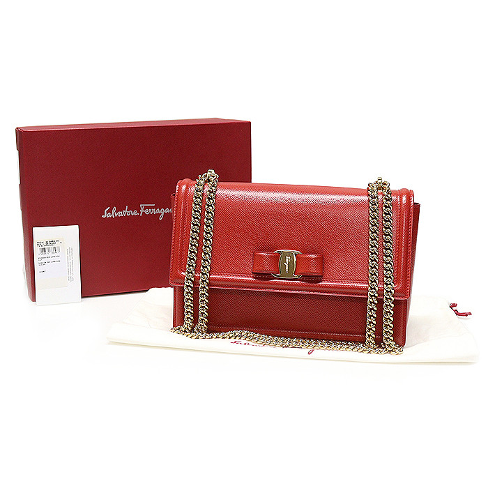 페라가모 레드 엠보스 카프스킨 금장 바라 지니 미디움 플랩 크로스백 / 21 G462 이미지