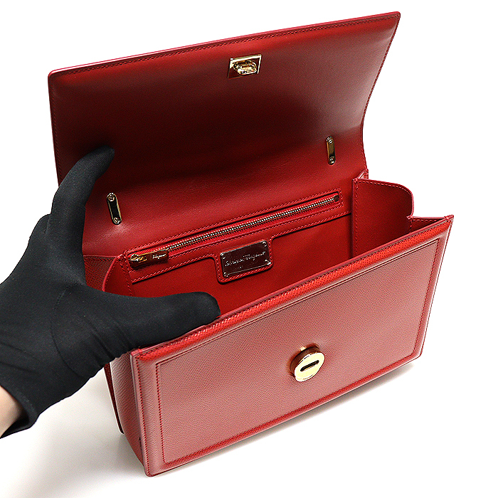 페라가모 레드 엠보스 카프스킨 금장 바라 지니 미디움 플랩 크로스백 / 21 G462 이미지