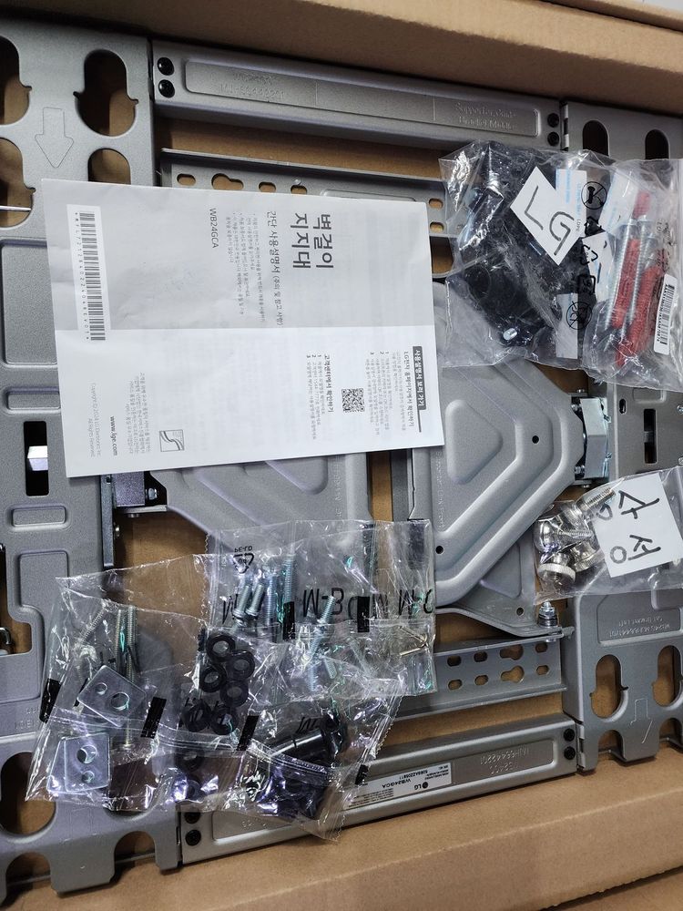 55.65.75.인치 TV 벽걸이 브라켓 LG. 삼성. 겸용 콘센트 무타공 겸용 이미지