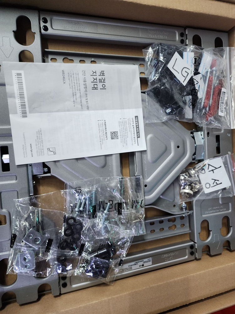 55.65.75.인치 TV 벽걸이 브라켓 LG. 삼성. 겸용 콘센트 무타공 겸용 이미지