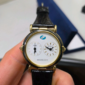 마산시 기념으로 나온 듀얼 타임 가죽 시계 이미지