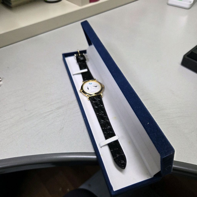 마산시 기념으로 나온 듀얼 타임 가죽 시계 이미지