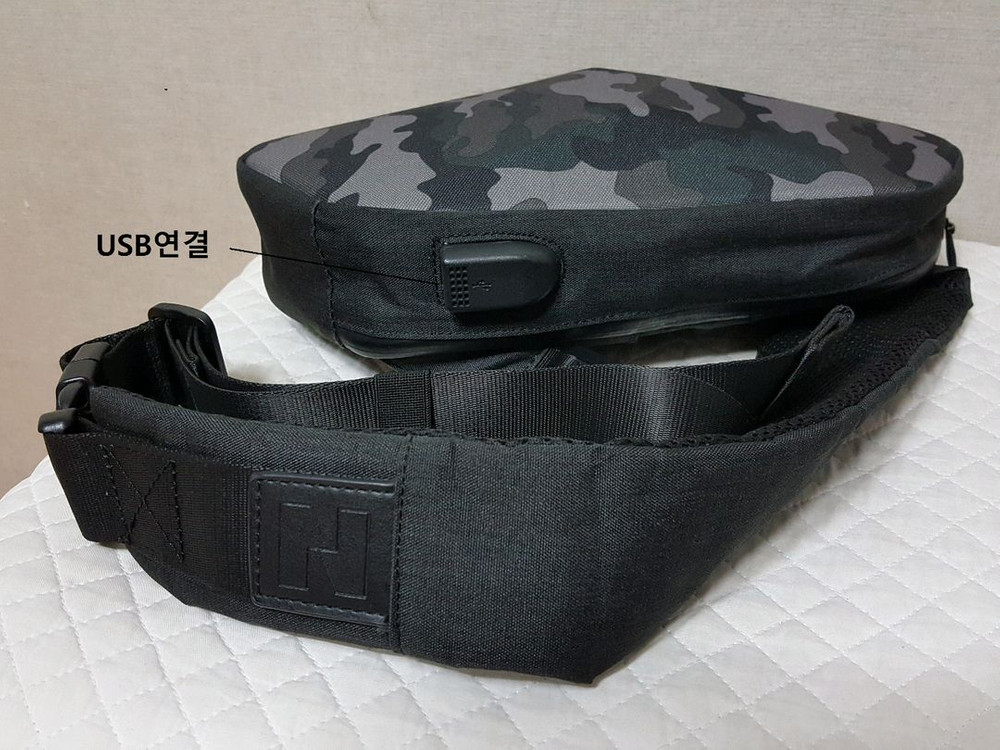카모 남성 메신저백(USB포트/태블릿pc수납가능)상태우수 이미지