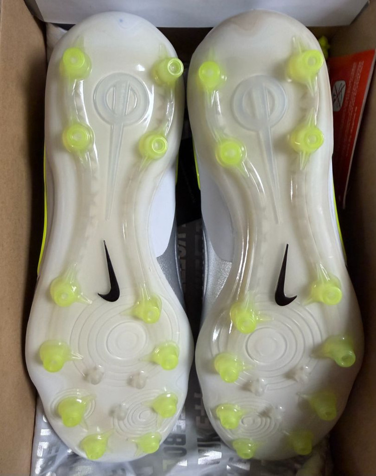 [240] 나이키 티엠포 레전드10 엘리트 AG 메탈릭실버 축구화 이미지