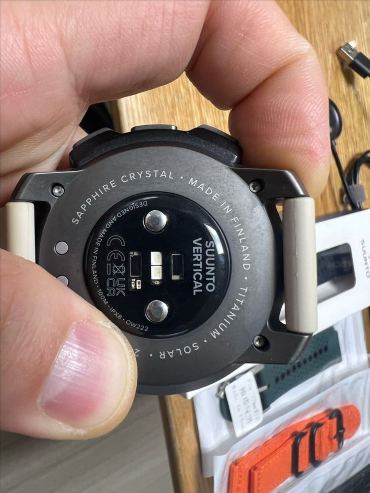 순토 버티컬 티타늄 솔라 이미지