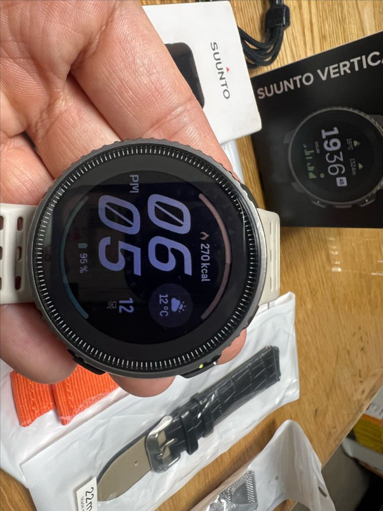 순토 버티컬 티타늄 솔라 이미지