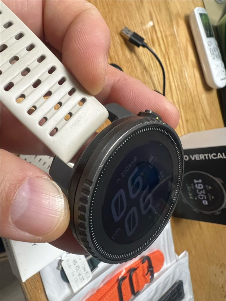 순토 버티컬 티타늄 솔라 이미지