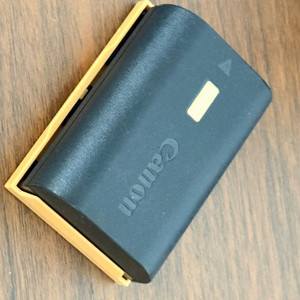 캐논 배터리 LP-E6NH R7 R6 배터리 정품 + 정품 충전기 이미지