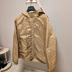 루이비통 리버시블 후드 바람막이 이미지