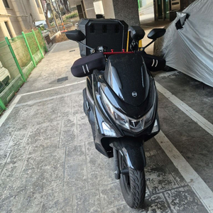 신차급 UHR 125 스쿠터 블랙 급매합니다 이미지